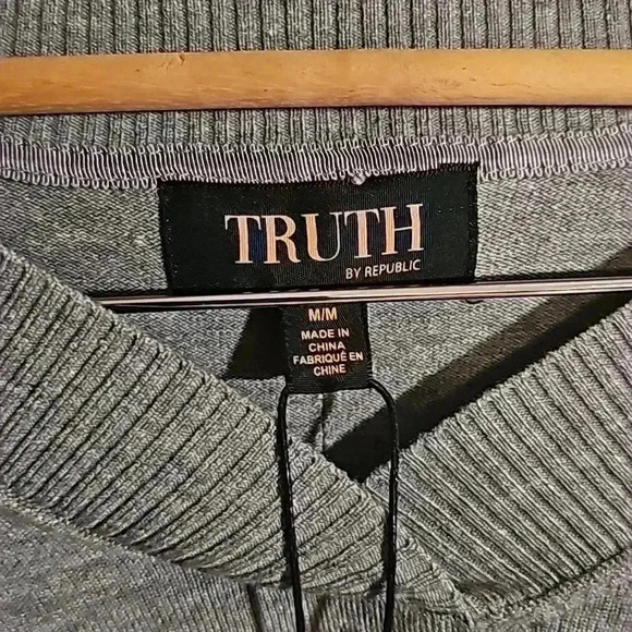 NWT Truth by Republic Gray Ruffled Shoulder Long Sleeve V-Neck Sweater - Medium - Picture 4 of 6